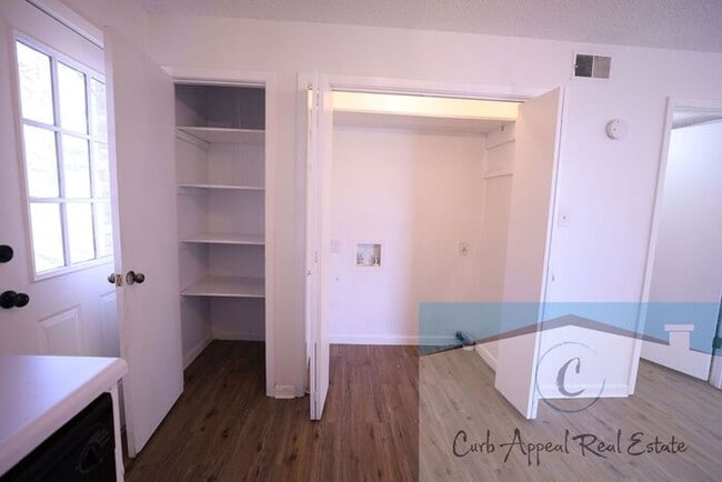 Building Photo - Move in special $500!! Beautifully renovated 1 bed / 1 bath duplex in a great neighborhood!!