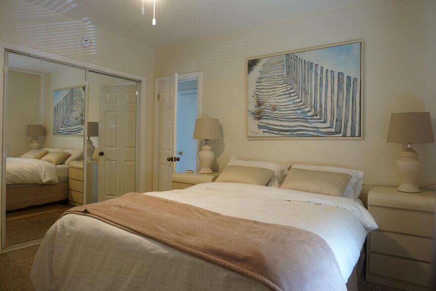 Building Photo - 10911 NE 9th Ct