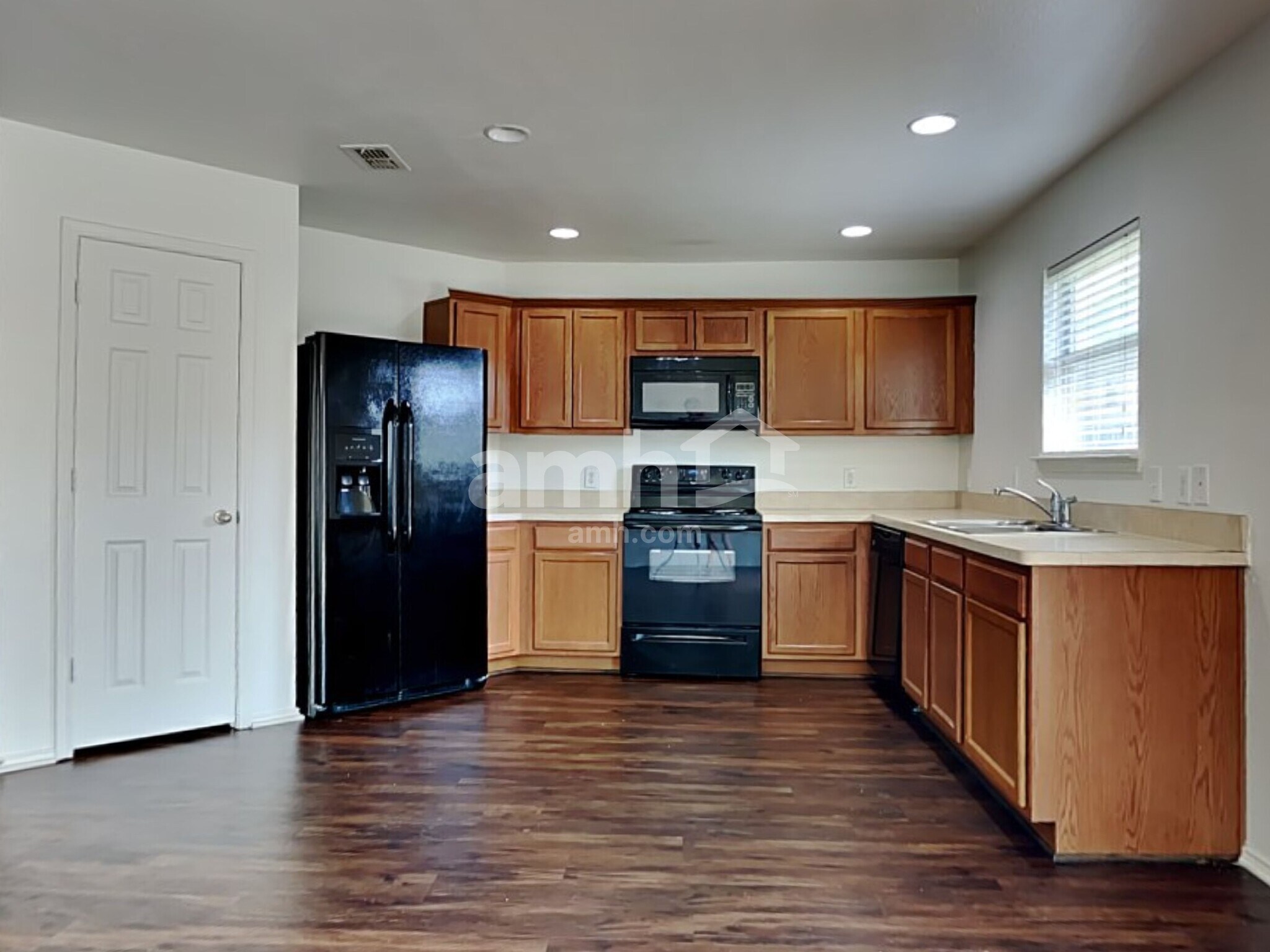 Building Photo - 813 Honey Dew Ln