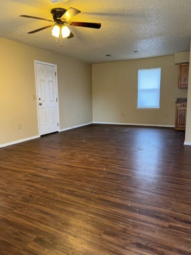 Building Photo - 4 bed 1.5 bath house