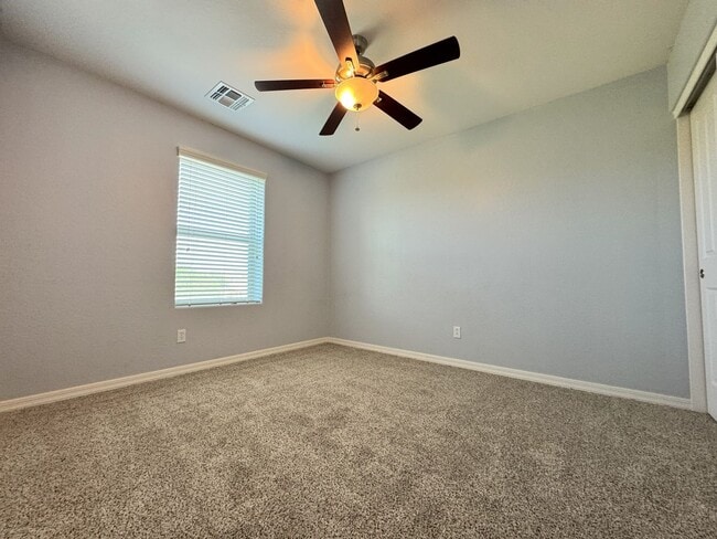 Building Photo - Spacious 5-Bedroom + Loft in Lyons Gate wi...