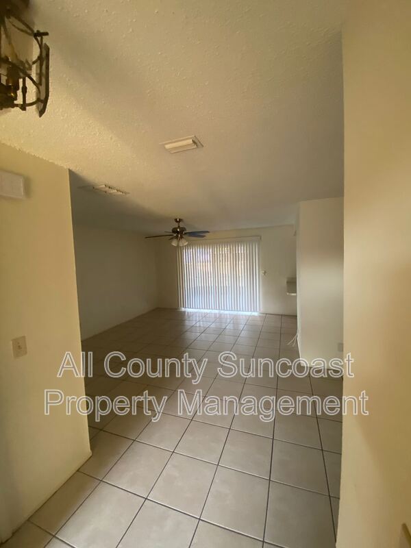 Building Photo - 2578 Surrey Dr