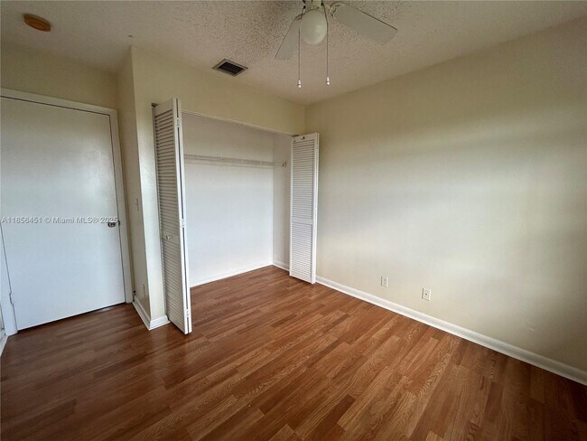 Building Photo - 910 Cypress Way E
