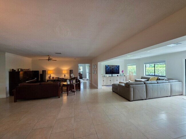 Building Photo - 435 Pine Villa Dr