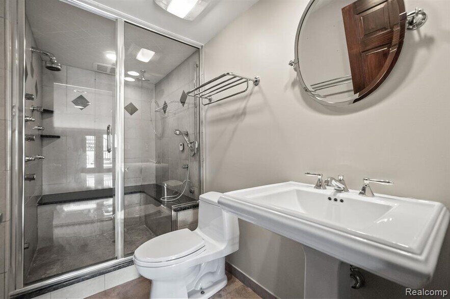 Building Photo - 2380 Walnut Lake Rd