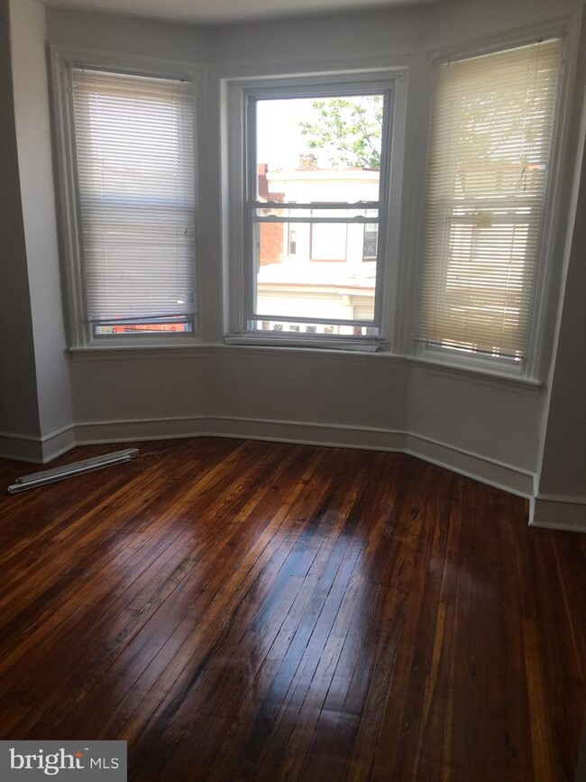 Building Photo - 5444 Addison St