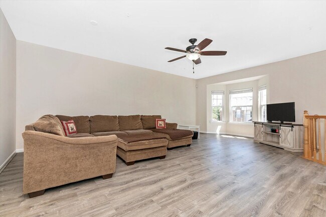 Building Photo - Twin Arch