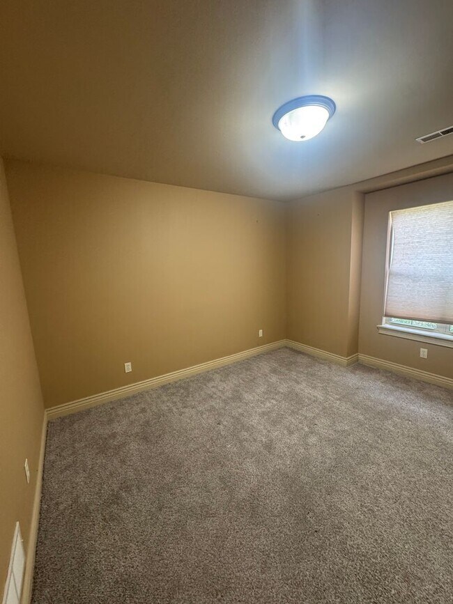 Building Photo - 3 bedroom 2 bath house w/ 2 car garage