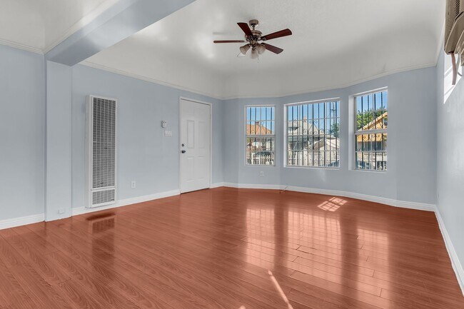 Building Photo - 640 E 54th St