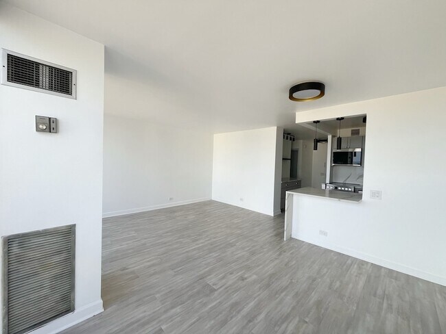 Building Photo - 4343 N Clarendon Ave