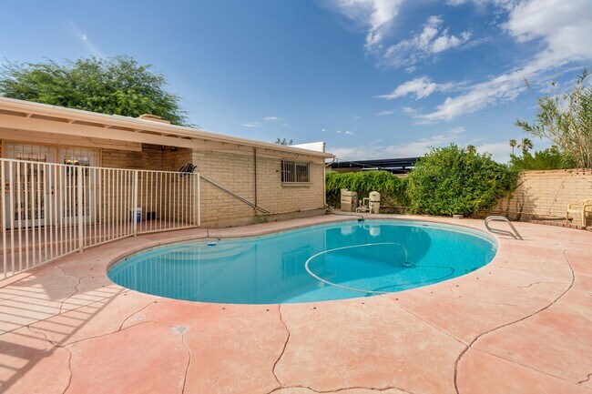 Building Photo - Great East Side Location 4 Bed/2 Bath Home