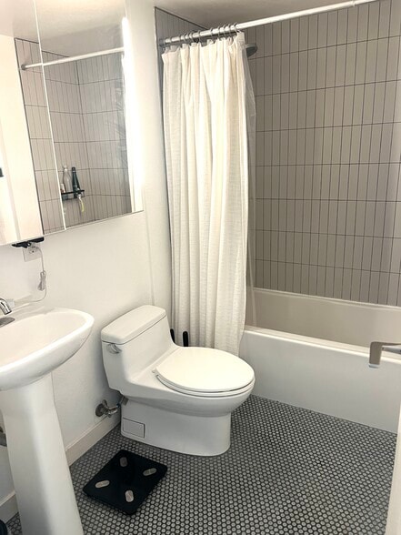 Building Photo - 941 W Hawthorn St