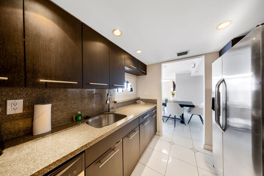 Building Photo - 1717 N Bayshore Dr