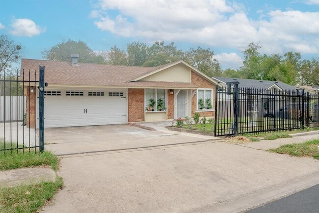 Building Photo - 9801 Oriole Dr