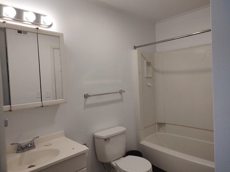bathroom - 2840 Colonial Ave SW
