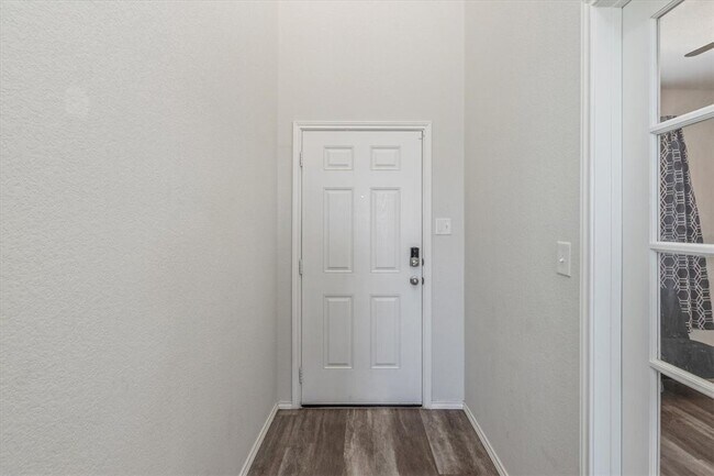 Entrance, High Ceiling - 3911 Brunswick Dr