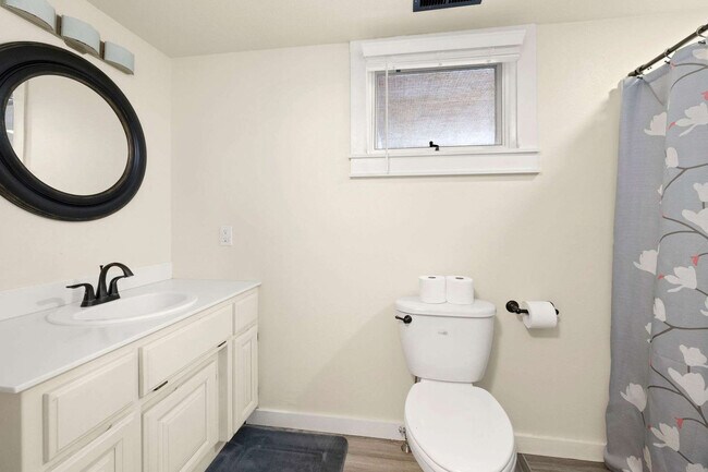 Building Photo - 9063 Mundell Rd