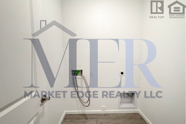 Building Photo - 3Bed/2.5Bath Townhouse at 7th St/Hatcher! Move-In Ready on 04/09/2026! -- NO HOA! ALL TILE FLOORING!