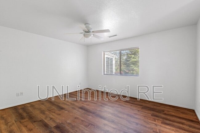 Building Photo - 10305 E Oak Creek Valley Dr