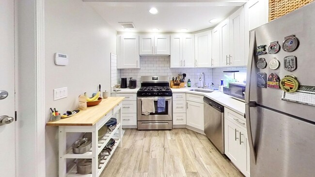 Building Photo - Rehabbed Duplexed NorthHalsted Two Bedroom...