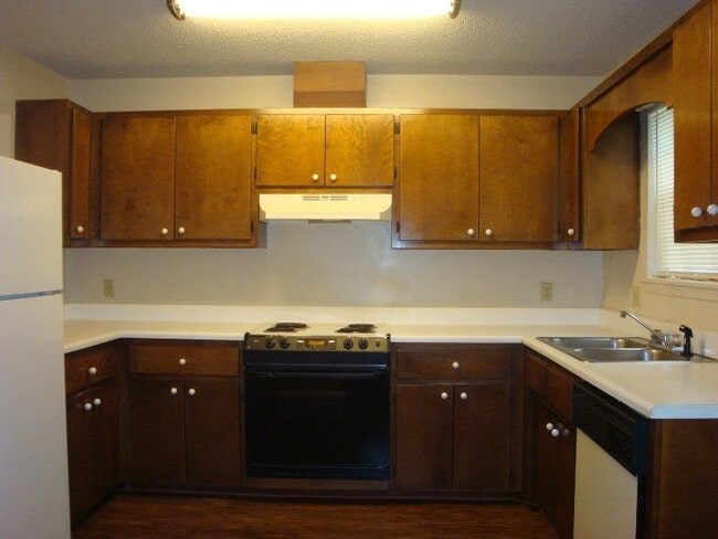 Building Photo - CUTE 2BR/2.5BA town house close to everything!