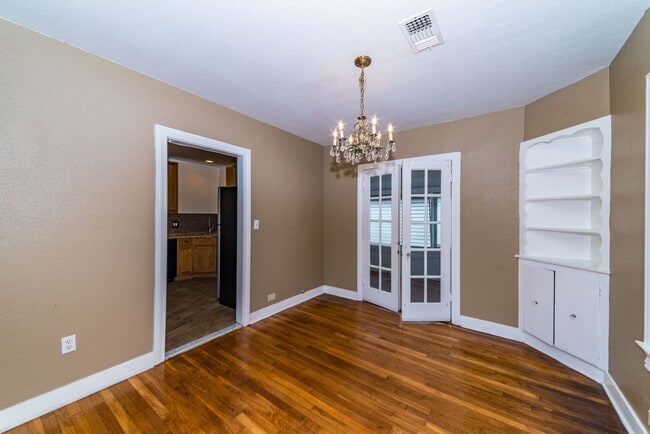 Building Photo - 2218 W Mistletoe Ave