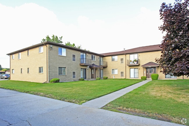 Building Photo - 16202 E 12 Mile Rd