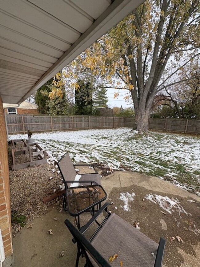 Building Photo - 3 Bedroom, 1 1/2 Bath Home in Huber Heights