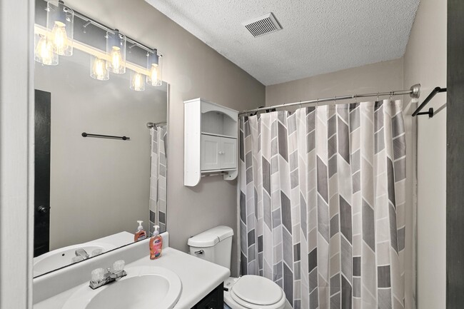 Building Photo - 115 Candlebrook Dr