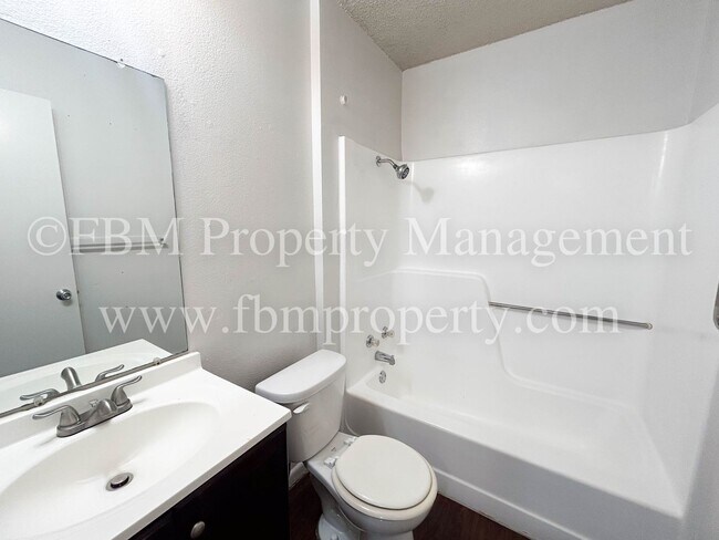 Building Photo - Willow Court Apartments, Unit 301 - Cozy 2 Bedroom, 1 Bathroom Downstairs Apartments in Mexia, TX!