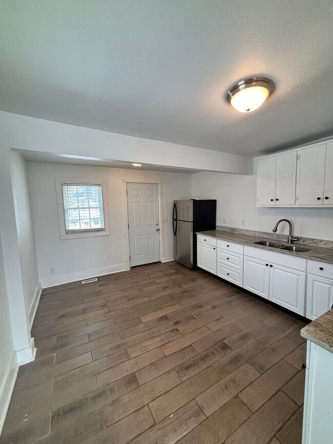 Building Photo - Cottage Minutes from Downtown and UT Campus!