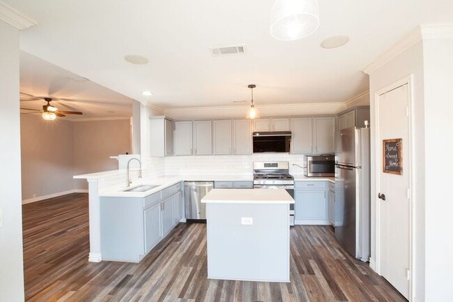 Building Photo - 3103 Creekwood Dr