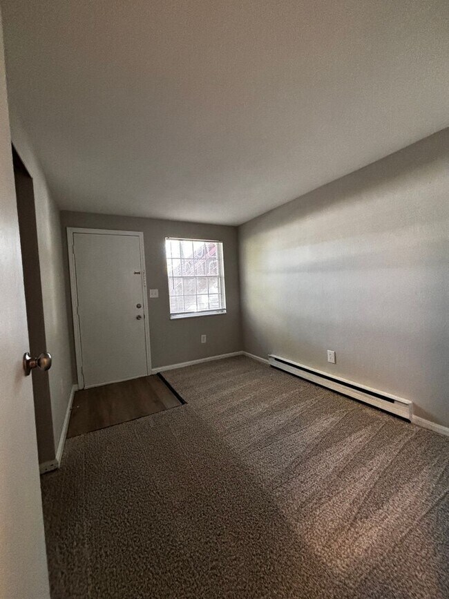 Building Photo - Charming 2 bedroom- 1bath  apartment with washer dryer hook-up