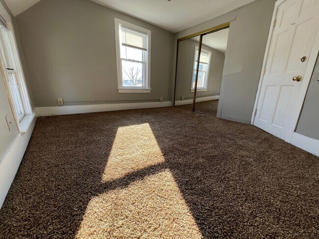 Building Photo - 812 7th Ave S