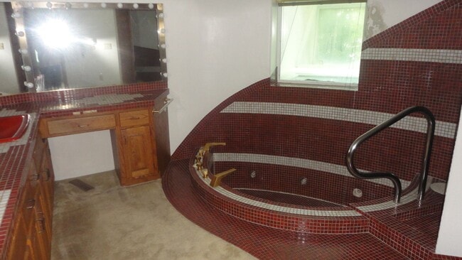 Building Photo - Large Underground House with indoor pool n...