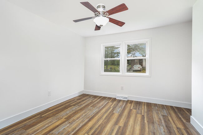 Building Photo - 1645 Roundtop Rd