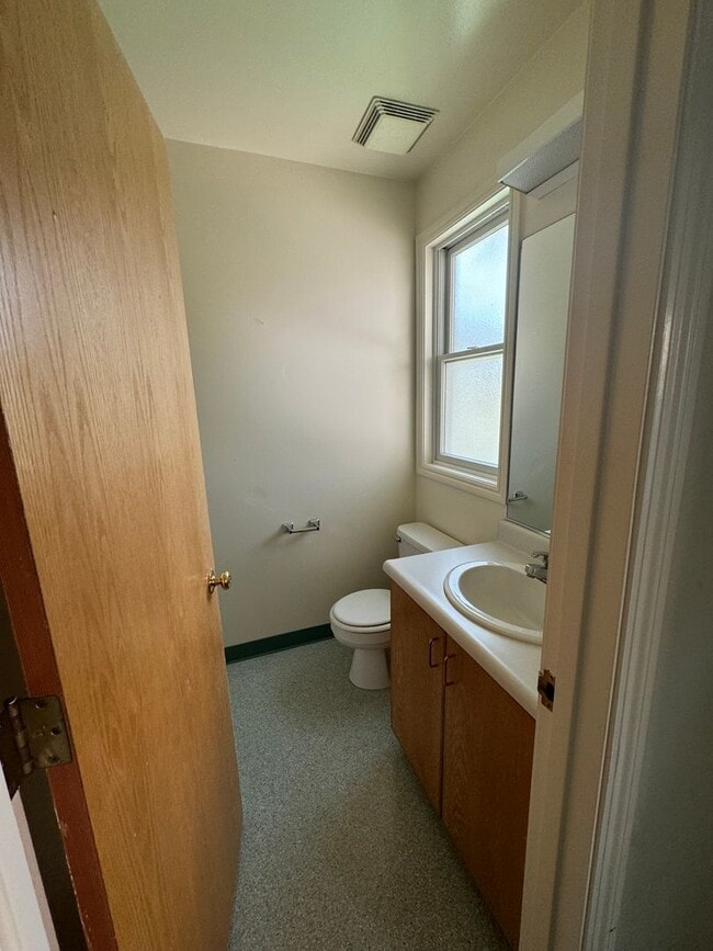 Building Photo - COMING SOON-Spacious 5bdr/3bath units available for a lease ending May 30. Building is located at...