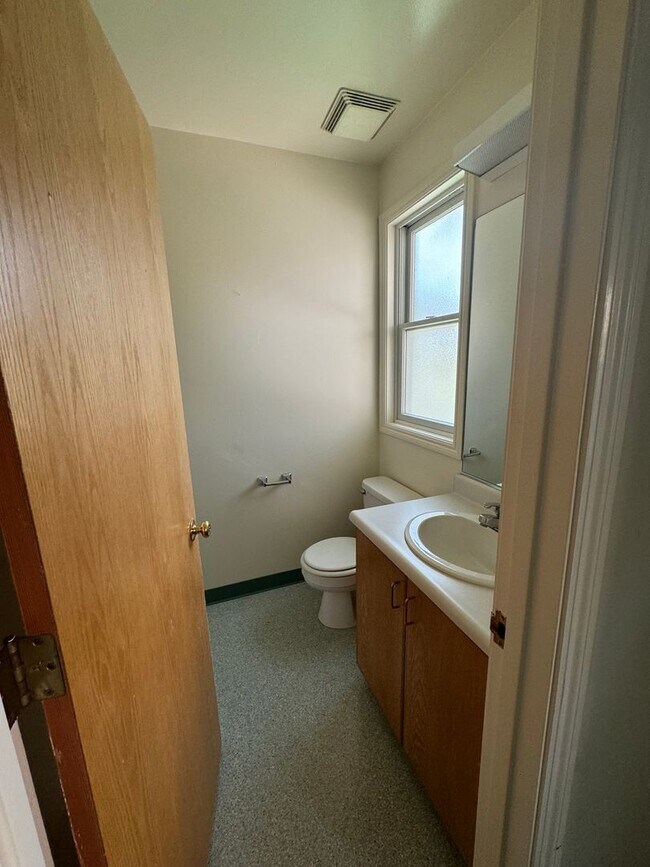 Building Photo - COMING SOON-Spacious 5bdr/3bath units available for a lease ending May 30. Building is near the c...