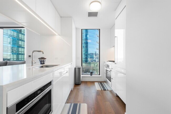 Building Photo - 99 Hudson St