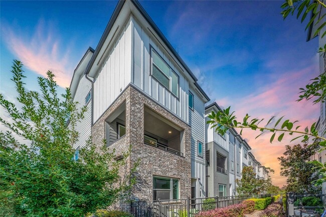 Building Photo - 2471 W 11th St