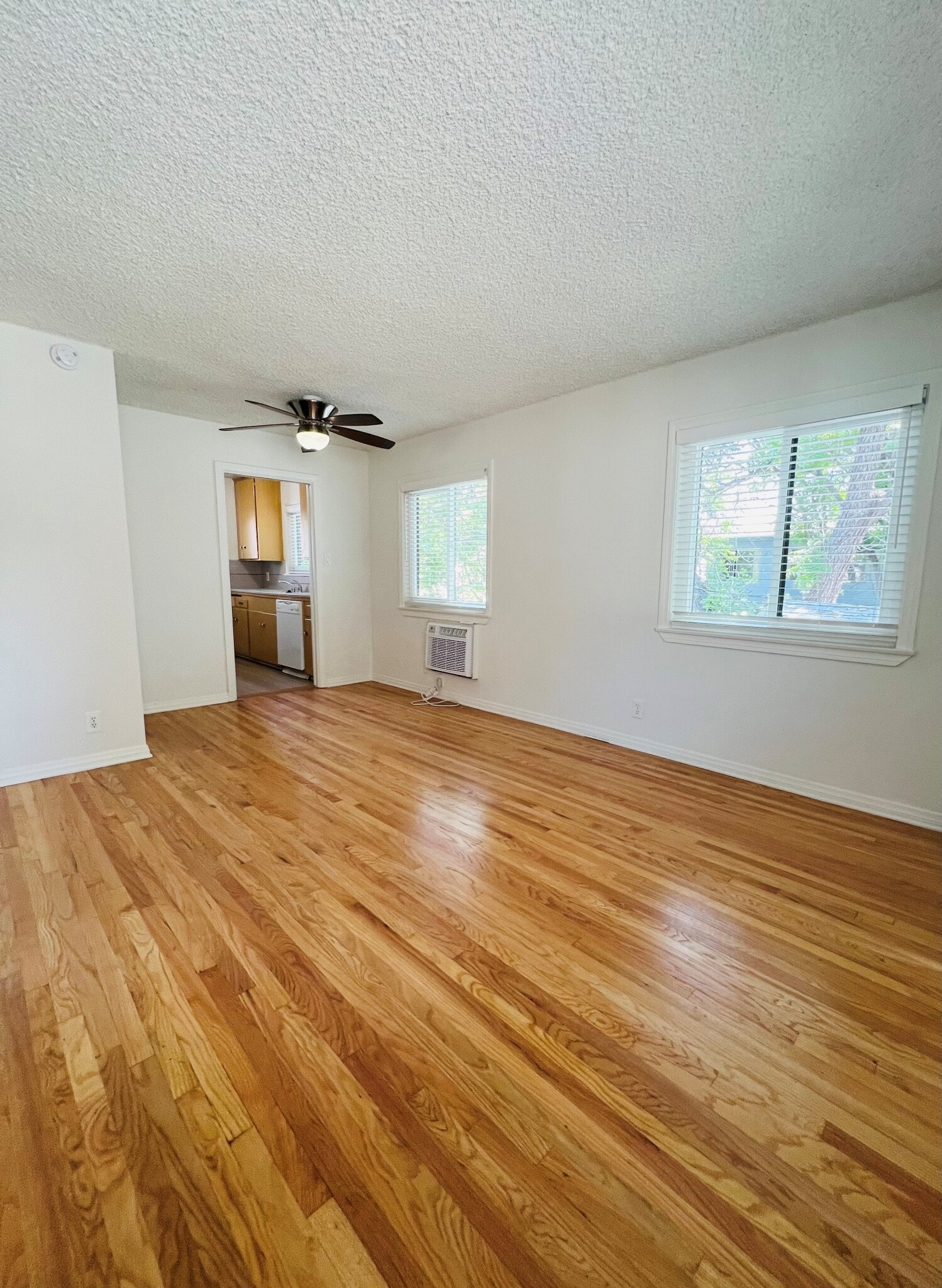 Large living room area - 4550 Vista del Monte Ave
