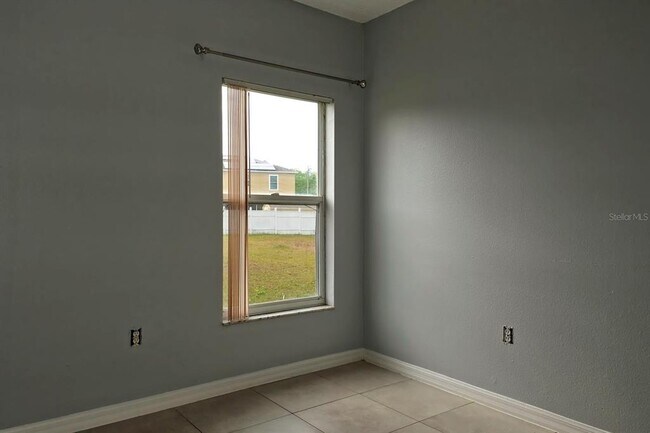 Building Photo - 752 Paris Dr