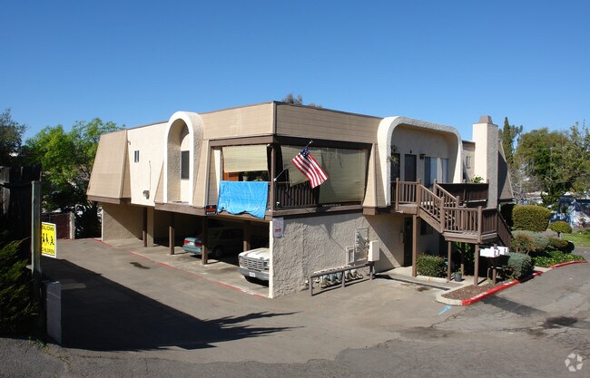 Primary Photo - OAKCREST APARTMENTS
