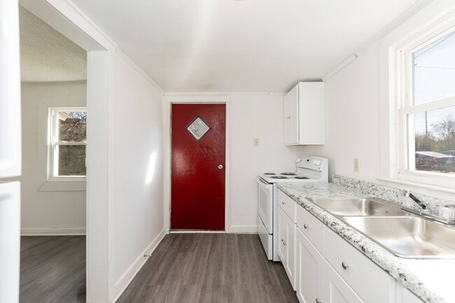 Building Photo - Three Bedroom Home!