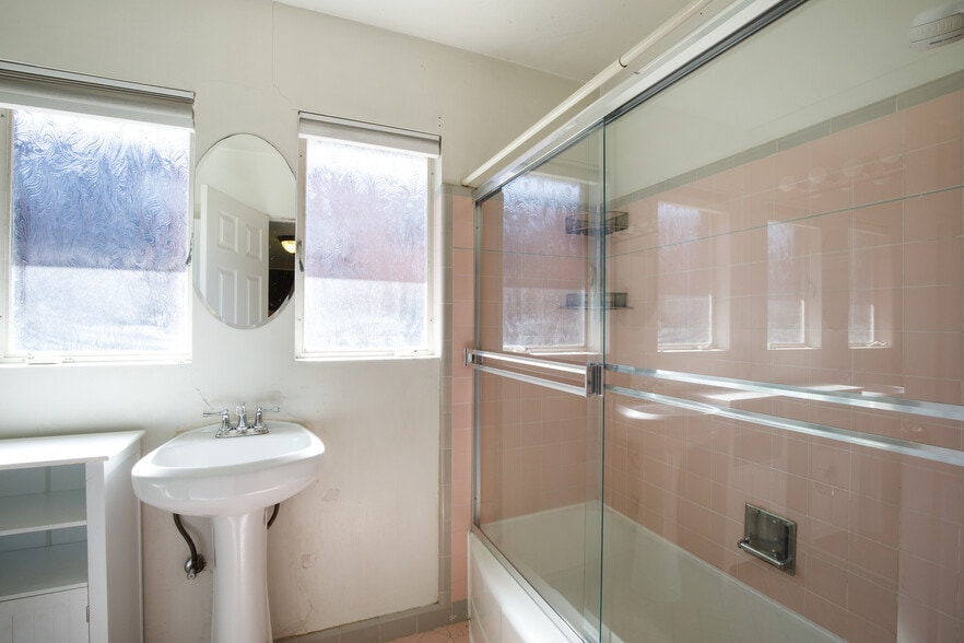 Bathroom - 543 W Coronado Rd