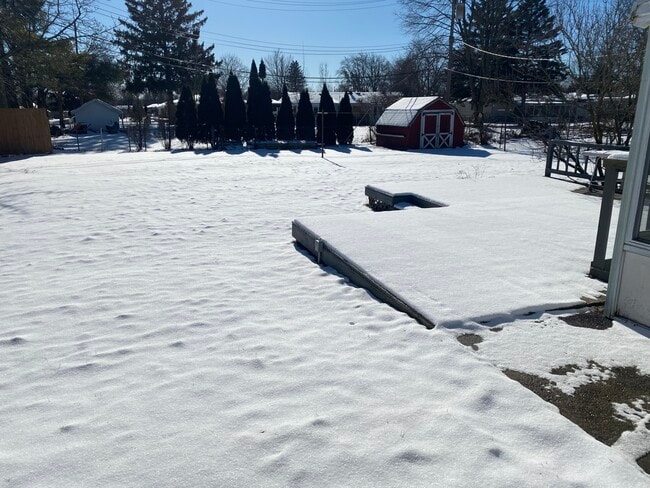 Large deck overlooking yard - 5065 Tubbs Rd