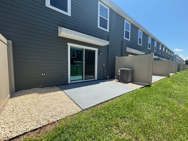 Building Photo - 3/2 Townhouse, Great Location