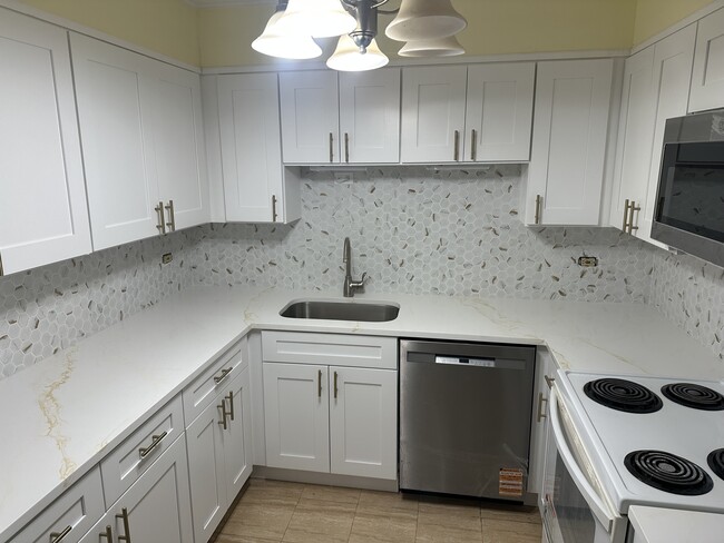 Building Photo - 7535 N Rockwell St