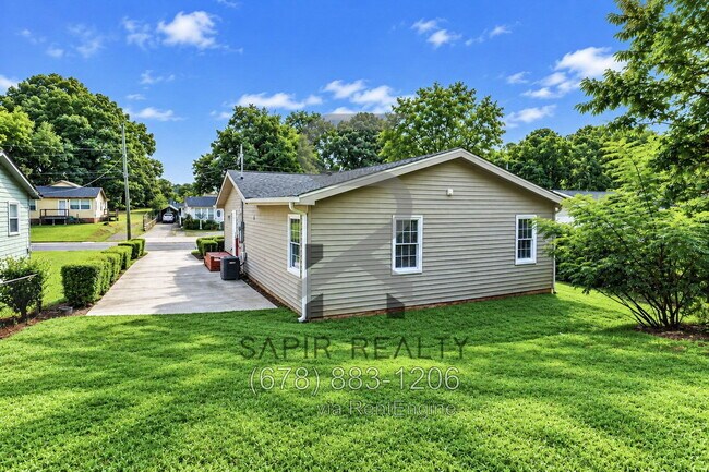 Building Photo - 2746 Knoll Rd SE