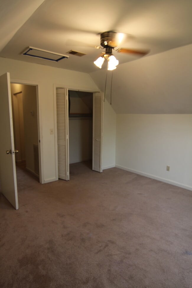 Building Photo - 4 Bedroom Pet Friendly Home For Rent Near Post!